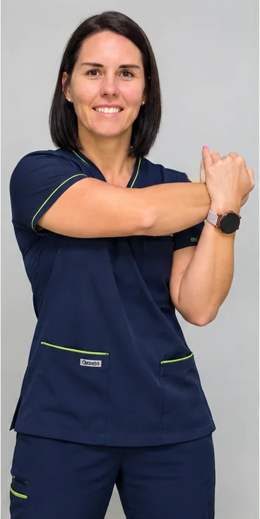 Madeleen demonstrating the cross-body shoulder stretch
